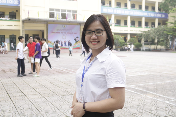 Cô Dương Thị Thu Hà - Phó Hiệu trưởng Trường Trung học phổ thông Phan Huy Chú - Đống Đa, Phó Trưởng Điểm thi phụ trách cơ sở vật chất tại Điểm thi Trường Trung học phổ thông Phan Huy Chú - Đống Đa. (Ảnh: Ngọc Mai) GDVN 1.JPG