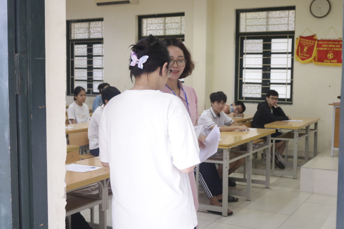 Một thí sinh của phòng thi số 12 tại Điểm thi Trường Trung học phổ thông Phan Huy Chú - Đống Đa đến muộn 30 phút so với thời gian quy định. (Ảnh: Ngọc Mai) GDVN 5.JPG