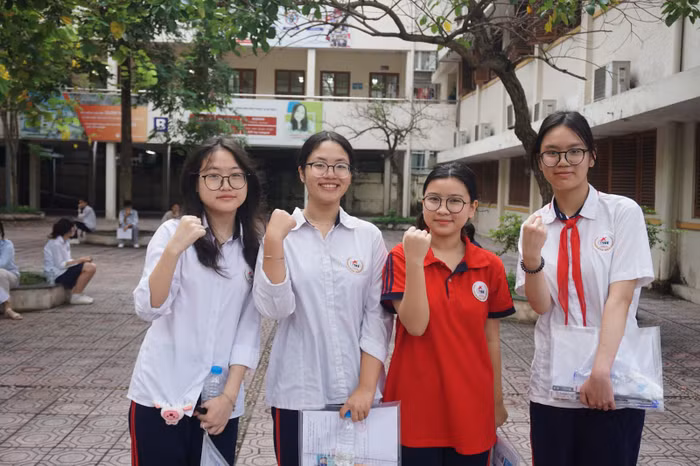 Thí sinh Hà Linh (đứng thứ 2 từ trái sang) quyết tâm thi đỗ nguyện vọng 1. Ảnh: Đào Hiền