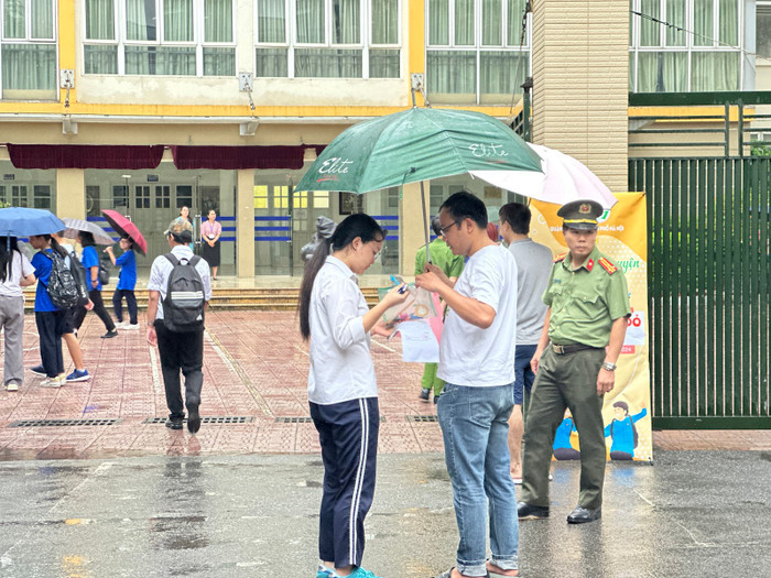 Phụ huynh giúp con kiểm tra lại giấy tờ trước khi vào phòng thi. (Ảnh: Đào Hiền) Phụ huynh giúp con kiểm tra lại giấy tờ trước khi vào phòng thi. (Ảnh: Đào Hiền)