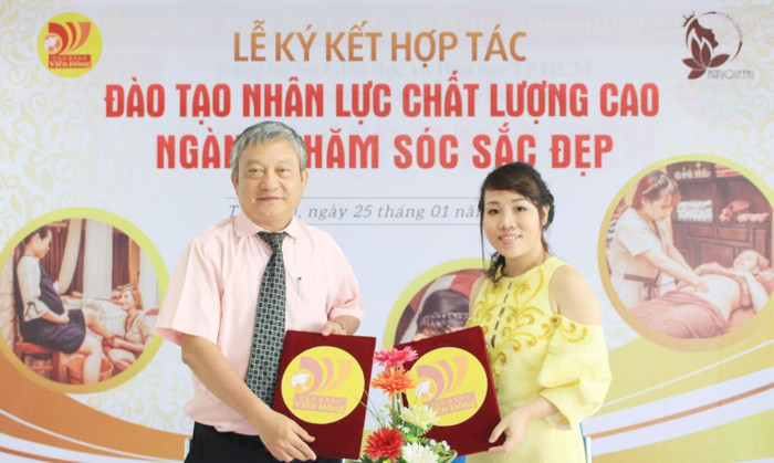 Thạc sĩ Trần Thanh Hải (trái) - Hiệu trưởng trường Cao đẳng Viễn Đông ký kết hợp tác với đơn vị đào tạo. ảnh: CĐVĐ.