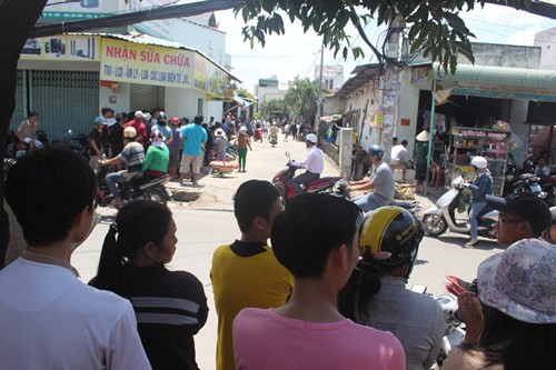 Hiện trường bị phong tỏa, rất nhiều người dân đến xem diễn biến vụ việc Hiện trường bị phong tỏa, rất nhiều người dân đến xem diễn biến vụ việc