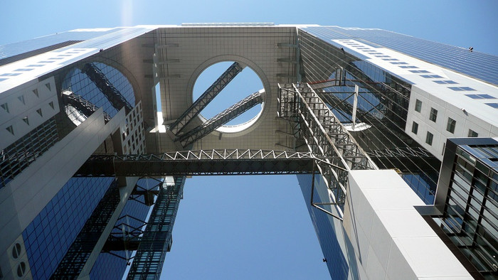 Kiến trúc độc đáo của Umeda Sky luôn thu hút được hàng nghìn khách du lịch tới thăm mỗi năm. Từ trên tầng cao nhất, du khách sẽ trải nghiệm những cảm giác rất thú vị khi nhâm nhi ly cà phê ngắm thành phố Osaka tuyệt đẹp. Kiến trúc độc đáo của Umeda Sky luôn thu hút được hàng nghìn khách du lịch tới thăm mỗi năm. Từ trên tầng cao nhất, du khách sẽ trải nghiệm những cảm giác rất thú vị khi nhâm nhi ly cà phê ngắm thành phố Osaka tuyệt đẹp.