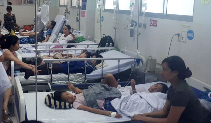 Trong số 55 người bị ngộ độc phải nhập viện có nhiều trẻ em. Trong số 55 người bị ngộ độc phải nhập viện có nhiều trẻ em.