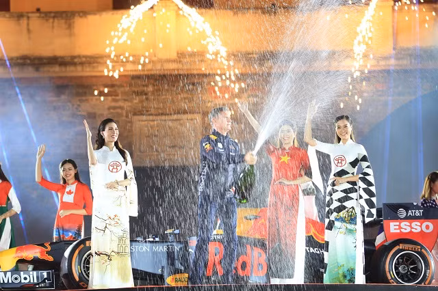 Chiếc xe đua F1 ra mắt người hâm mộ tại Thủ đô Hà Nội vào tối 7/11. Chiếc xe đua F1 ra mắt người hâm mộ tại Thủ đô Hà Nội vào tối 7/11.