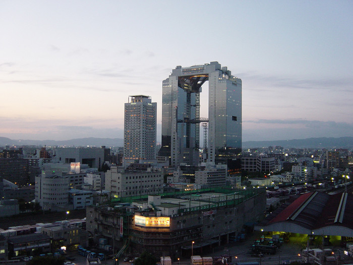 Umeda Sky Building cao 173m là một công trình kiến trúc nổi tiếng thế giới ở Osaka với 40 tầng trên mặt đất, được xây dựng thành 2 tháp Tower East và Tower West. Tòa nhà này được hoàn thành vào năm 1993. Umeda Sky Building cao 173m là một công trình kiến trúc nổi tiếng thế giới ở Osaka với 40 tầng trên mặt đất, được xây dựng thành 2 tháp Tower East và Tower West. Tòa nhà này được hoàn thành vào năm 1993.