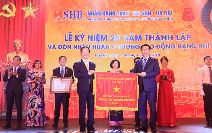 Ủy viên Bộ Chính trị, Phó Thủ tướng Chính phủ Vương Đình Huệ thay mặt Đảng và Nhà nước trao Huân chương Lao động Hạng Nhì và Cơ Thi đua của Chính phủ cho Ngân hàng SHB vì đã hoàn thành xuất sắc, toàn diện nhiệm vụ công tác, dẫn đầu phong trào thi đua năm 2017 của ngành ngân hàng.