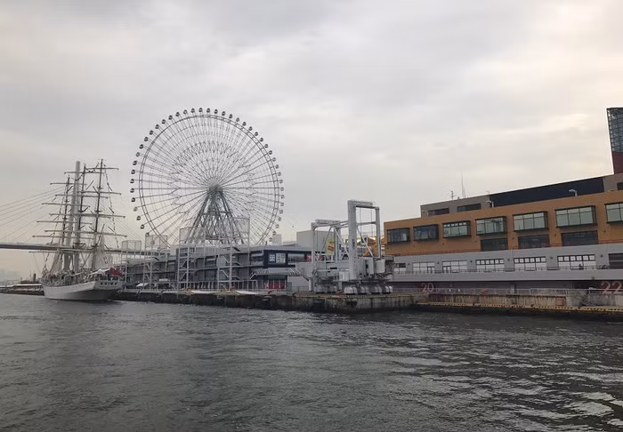 Thay vì di chuyển bằng ô tô, du khách có thể lựa chọn đi tàu trên sông.