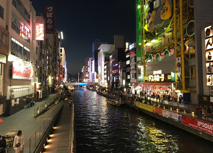 Hãy dành thời gian để trải nghiệm đi thuyền Tomboriribakuruzu trên sông vào buổi tối để được nhìn ngắm cả con phố với những ánh đèn rực rỡ. Hãy dành thời gian để trải nghiệm đi thuyền Tomboriribakuruzu trên sông vào buổi tối để được nhìn ngắm cả con phố với những ánh đèn rực rỡ.