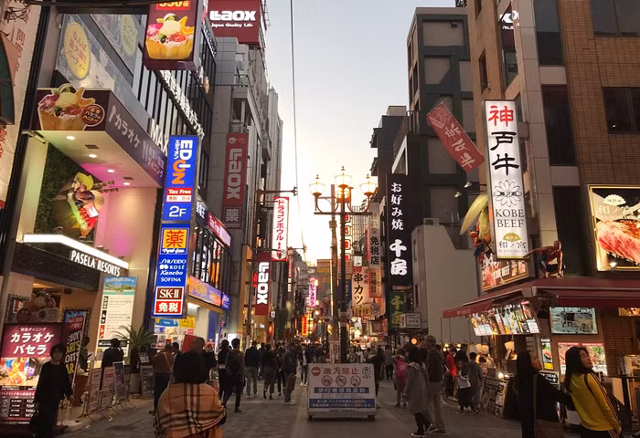 Những con phố đêm ở Oska cũng luôn mang đến rất nhiều trải nghiệm thú vị cho du khách. Bạn có thể tìm thấy ở đây nhiều món ăn ngon, được chế biến công phu và trình bày rất bắt mắt.