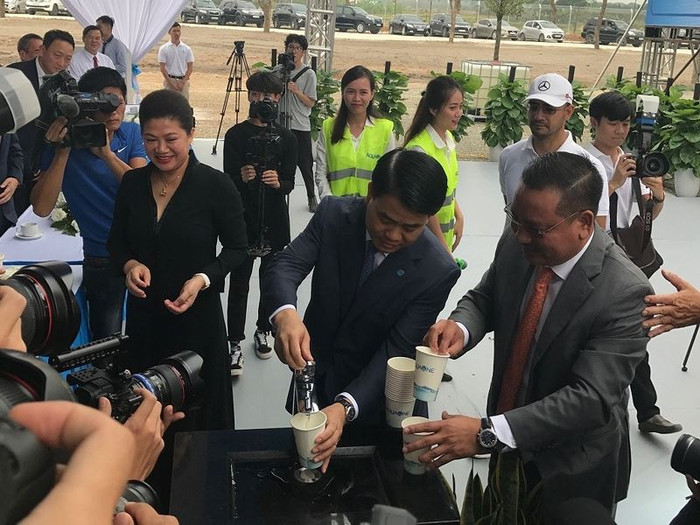 Tại lễ khánh thành giai đoạn 1 Nhà máy nước mặt sông Đuống, Chủ tịch Nguyễn Đức Chung đã trực tiếp uống nước tại vòi và rất hài lòng với chất lượng nước. Đây là một trong những dự án sử dụng công nghệ hiện đại nhất của Đức, thể hiện mối quan hệ hợp tác chặt chẽ giữa hai nước. Và theo đánh giá của Ngài Wolfgang Manig - Phó đại sứ Cộng hòa Liên bang Đức tại Việt Nam cho biết: “Sự hợp tác giữa các doanh nghiệp của Đức và Việt Nam đã góp phần phát triển mối quan hệ hai nước.