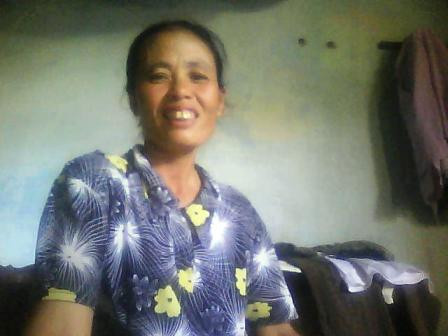 Chị Hoàng Thị Kim vui mừng khi các con đều đỗ đại học.