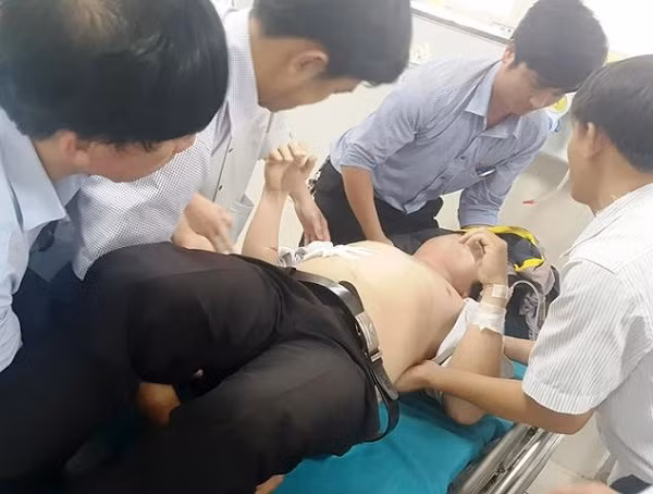 Thầy T. hiện đang được cấp cứu tại Bệnh viện Việt Nam – Cu Ba Đồng Hới.