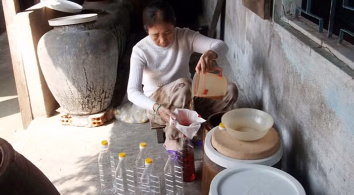 Một số công đoạn làm nước mắm (Ảnh: tác giả cung cấp).