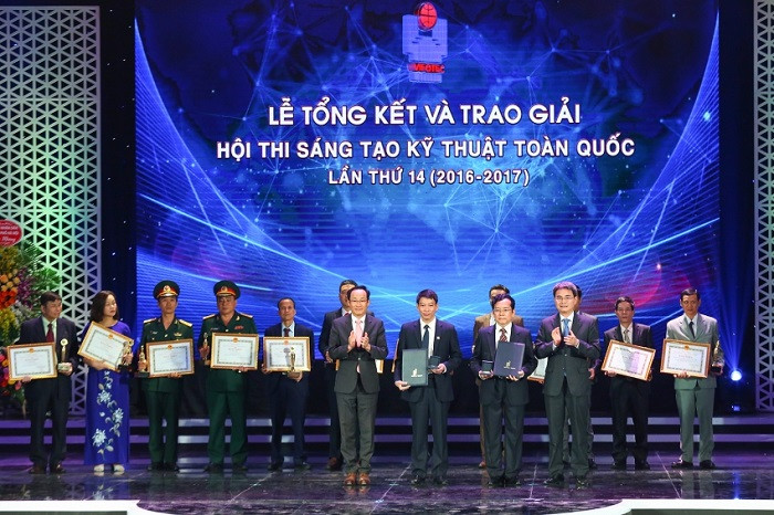 Các tác giả đạt giải Nhì trong hội thi. Các tác giả đạt giải Nhì trong hội thi.