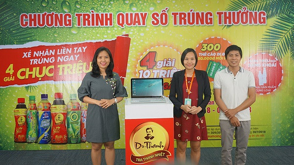 Buổi quay số đầu tiên của chương trình khuyến mãi hè đã diễn ra ngày 03/4 với sự tham dự của đại diện Sở công thương tỉnh Bình Dương và khách hàng (bìa phải). Buổi quay số đầu tiên của chương trình khuyến mãi hè đã diễn ra ngày 03/4 với sự tham dự của đại diện Sở công thương tỉnh Bình Dương và khách hàng (bìa phải).