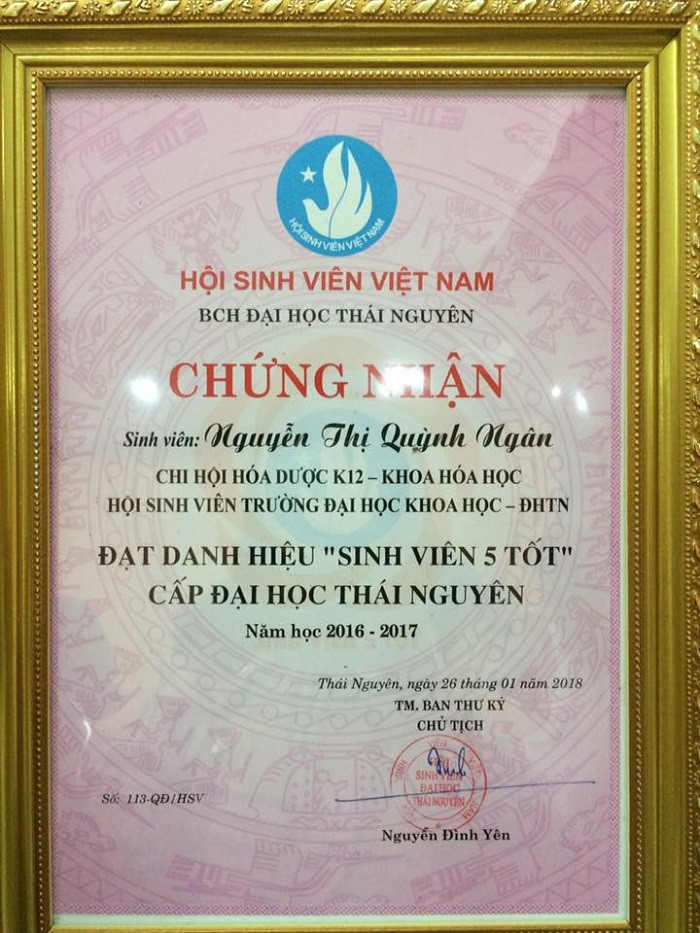 Ngân được nhận chứng nhận sinh viên 5 tốt nhờ thành tích học tập kết quả tốt và tham gia tích cực vào các hoạt động xã hội (Nguồn ảnh: Nhân vật cung cấp) Ngân được nhận chứng nhận sinh viên 5 tốt nhờ thành tích học tập kết quả tốt và tham gia tích cực vào các hoạt động xã hội (Nguồn ảnh: Nhân vật cung cấp)