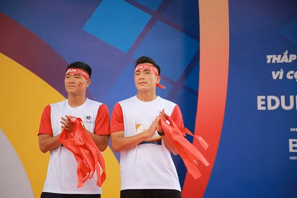 Tại Thành phố Hồ Chí Minh, trong chiều ngày 8/4, hai cầu thủ U23 Việt Nam là Hà Đức Chinh, Bùi Tiến Dụng và các nghệ sĩ khác đã hòa vào không khí của Edurun với Phụ huynh và học sinh Vinschool Central Park. Vốn trưởng thành từ Trung tâm đào tạo Bóng đá trẻ PVF (thuộc Tập đoàn Vingroup), sự xuất hiện của 2 tuyển thủ U23 nhanh chóng truyền tới những người tham dự nguồn năng lượng tích cực.