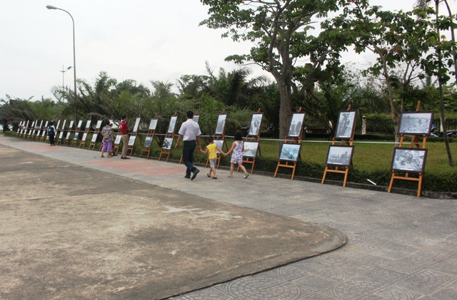 Trên 100 bức ảnh về Đồng Hới từ quá khứ đến hiện tại được trưng bày tại công viên Nhật Lệ (Quảng Bình).