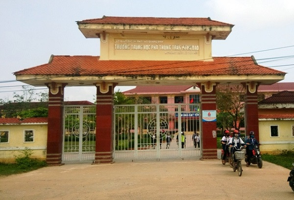 Cổng trường Trung học phổ thông Trần Hưng Đạo, nơi xảy ra vụ việc. (Ảnh: Thủy Phan) Cổng trường Trung học phổ thông Trần Hưng Đạo, nơi xảy ra vụ việc. (Ảnh: Thủy Phan)