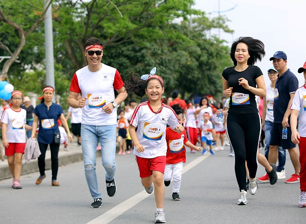 Diễn viên Mạnh Trường hai năm liên tiếp tham dự EDURUN với vai trò Đại sứ, anh và con gái đã có một buổi sáng chủ nhật vô cùng đáng nhớ: "Tôi cảm thấy rất tuyệt vời. Đây là một giải chạy vô cùng ý nghĩa, đặc biệt hơn khi có gia đình cùng tham gia. Qua chương trình này, các con cũng cảm nhận được ý nghĩa từ những việc làm rất nhỏ bé của mình, đó sẽ là nền tảng giúp các con nhận thức được bài học về tình yêu thương, lòng nhân ái!"