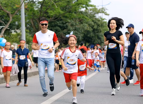 Diễn viên Mạnh Trường hai năm liên tiếp tham dự EDURUN với vai trò Đại sứ, anh và con gái đã có một buổi sáng chủ nhật vô cùng đáng nhớ: "Tôi cảm thấy rất tuyệt vời. Đây là một giải chạy vô cùng ý nghĩa, đặc biệt hơn khi có gia đình cùng tham gia. Qua chương trình này, các con cũng cảm nhận được ý nghĩa từ những việc làm rất nhỏ bé của mình, đó sẽ là nền tảng giúp các con nhận thức được bài học về tình yêu thương, lòng nhân ái!"