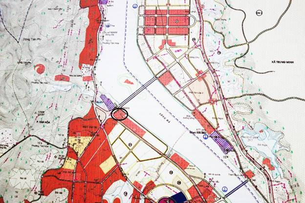 Điểm khoanh tròn (màu đen) là nơi dự kiến xây nhà máy bê tông.