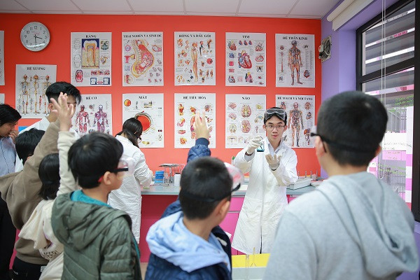 Các con có khi còn kiêm luôn người dẫn chương trình tại hiện trường.