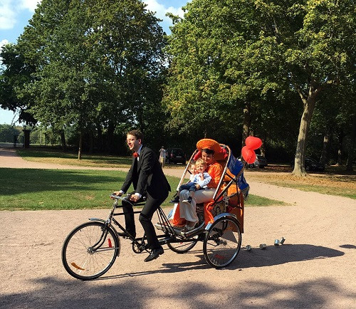 Diễu hành của cô dâu người Việt và chú rể người Đức (Ảnh: tác giả cung cấp). Diễu hành của cô dâu người Việt và chú rể người Đức (Ảnh: tác giả cung cấp).