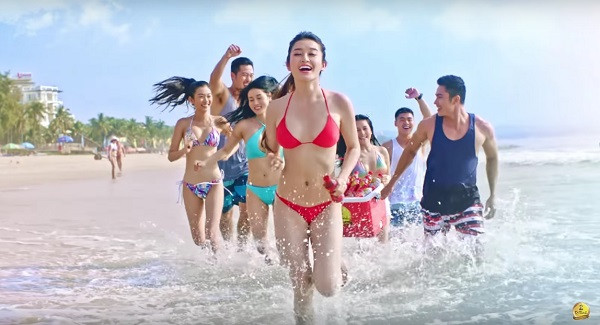 Huyền My diện bộ bikini đỏ rực khoe thân hình gợi cảm. Huyền My diện bộ bikini đỏ rực khoe thân hình gợi cảm.