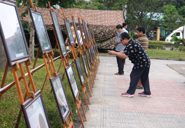 Nhiều người lưu lại những bức ảnh tại triển lãm.