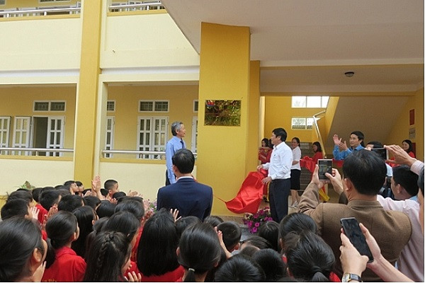 Đồng chí Vũ Nam Cường- Bí thư Đảng ủy, Phó tổng giám đốc Vietsovpetro gắn biển công trình Trường tiểu học xã Thạch Bằng, huyện Lộc Hà, tỉnh Hà Tĩnh. Đồng chí Vũ Nam Cường- Bí thư Đảng ủy, Phó tổng giám đốc Vietsovpetro gắn biển công trình Trường tiểu học xã Thạch Bằng, huyện Lộc Hà, tỉnh Hà Tĩnh.