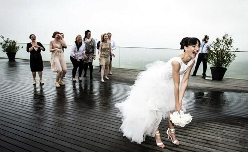 Cô dâu tung bó hoa cưới Lễ cưới trong nhà thờ (Ảnh: tác giả cung cấp). Cô dâu tung bó hoa cưới Lễ cưới trong nhà thờ (Ảnh: tác giả cung cấp).