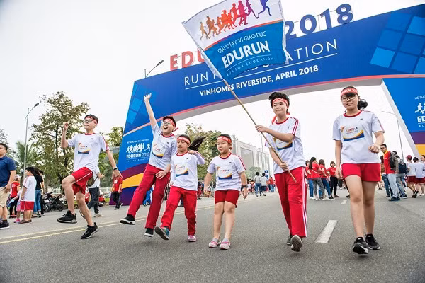 Giải chạy EDURUN là cơ hội để các Vinsers được trực tiếp tham gia công tác tổ chức, rèn luyện những phẩm chất, giá trị cốt lõi mà Vinschool hướng tới hình thành cho mỗi học sinh.