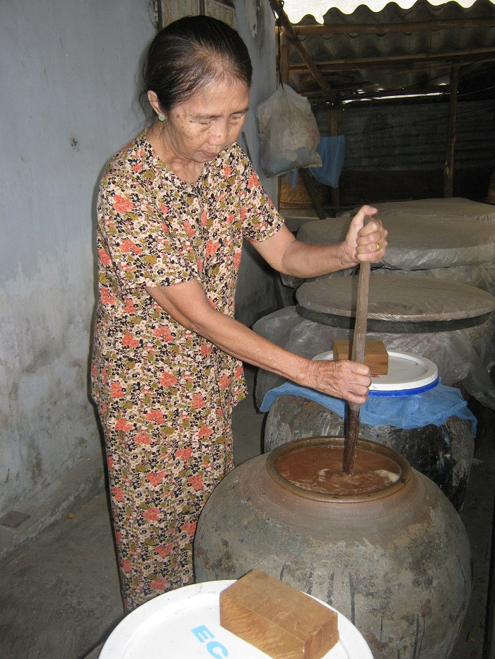 Nỗi buồn của một người làm nước mắm truyền thống ở Nam Ô trước khi phải di dời đến nơi mới (Ảnh: tác giả cung cấp). Nỗi buồn của một người làm nước mắm truyền thống ở Nam Ô trước khi phải di dời đến nơi mới (Ảnh: tác giả cung cấp).