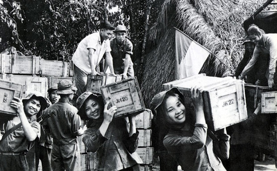 Vận chuyển vũ khí chi viện cho chiến trường miền Nam (Ảnh tư liệu). Vận chuyển vũ khí chi viện cho chiến trường miền Nam (Ảnh tư liệu).