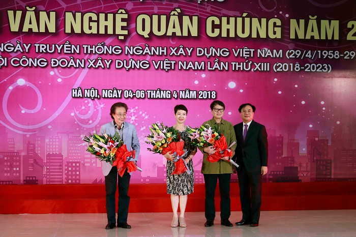 Thứ trưởng Nguyễn Văn sinh tặng hoa cho Ban giám khảo.