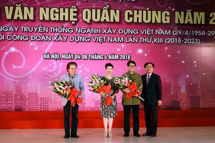 Thứ trưởng Nguyễn Văn sinh tặng hoa cho Ban giám khảo.