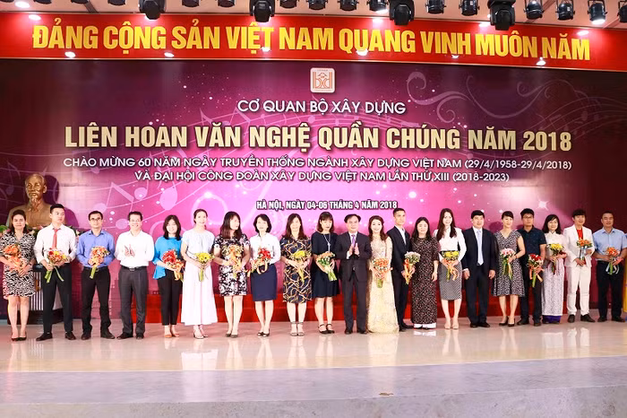 Thứ trưởng Nguyễn Văn Sinh và Chủ tịch Công đoàn cơ quan Bộ Xây dựng tặng hoa cho đại diện các đơn vị tham gia Liên hoan.