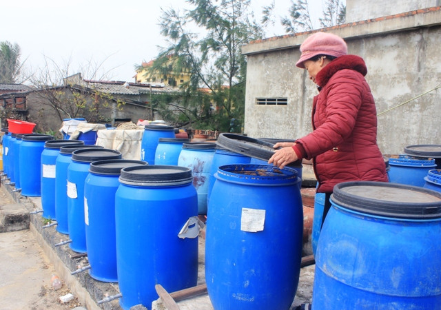 Không khí ở làng nước mắm Nhân Nam lại tấp nập, nhộn nhịp như trước với hàng trăm chiếc lu, vại xếp hàng dài trong khoảng sân của rất nhiều nhà dân. Không khí ở làng nước mắm Nhân Nam lại tấp nập, nhộn nhịp như trước với hàng trăm chiếc lu, vại xếp hàng dài trong khoảng sân của rất nhiều nhà dân.