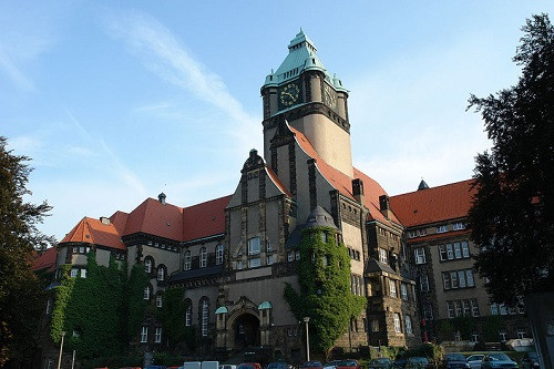 Tòa nhà của Viện Khoa học Kinh tế, TU Dresden (Ảnh: tác giả cung cấp). Tòa nhà của Viện Khoa học Kinh tế, TU Dresden (Ảnh: tác giả cung cấp).