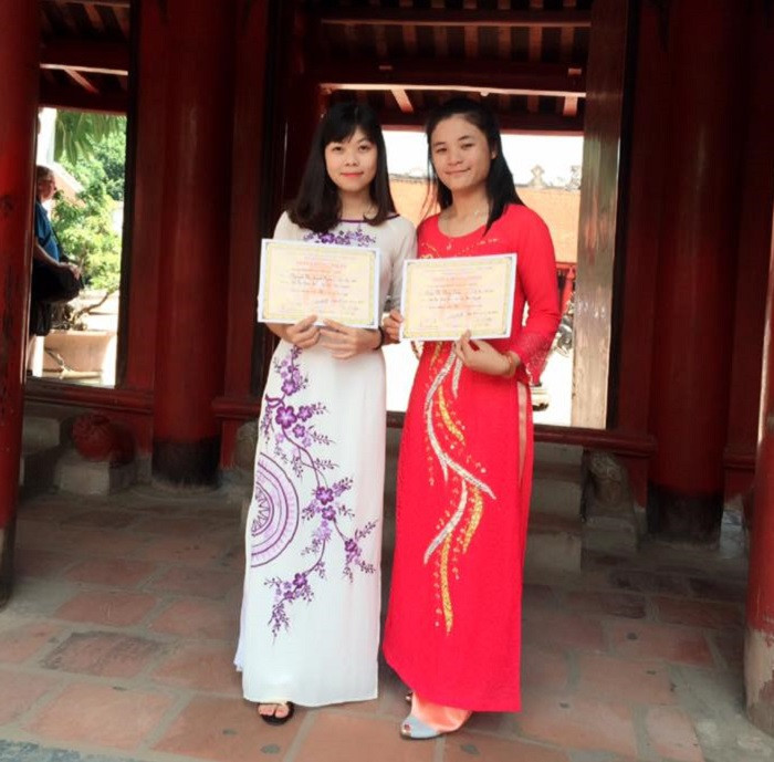Ngân và Dung nhận học bổng Vallet do có thành tích học tập xuất sắc (Nguồn ảnh: Nhân vật cung cấp) Ngân và Dung nhận học bổng Vallet do có thành tích học tập xuất sắc (Nguồn ảnh: Nhân vật cung cấp)