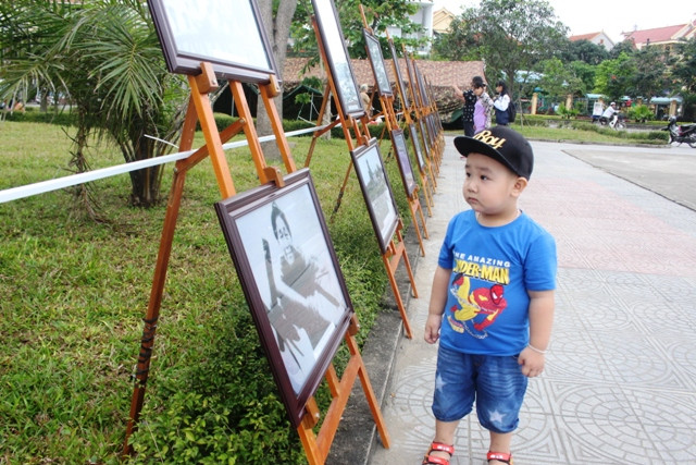 Nhiều em nhỏ được bố mẹ dắt đến xem triển lãm, để biết nhiều hơn về thành phố mình đang sinh sống.