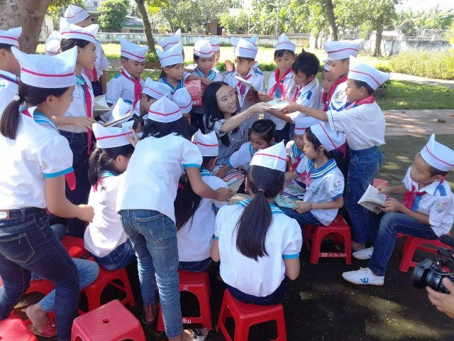 Phương Linh trong lần tham gia dự án Sách hóa nông thôn. (Ảnh: NVCC).