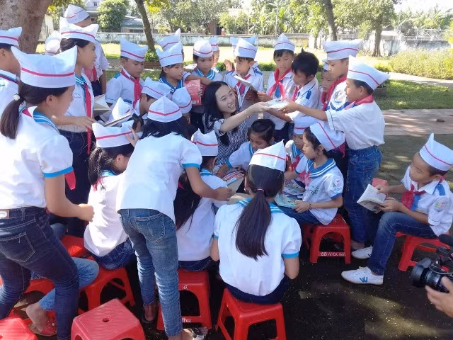 Phương Linh trong lần tham gia dự án Sách hóa nông thôn. (Ảnh: NVCC).