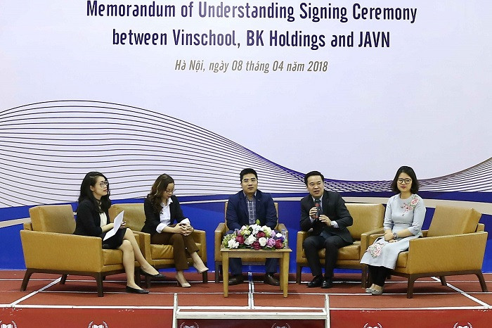 Sau lễ ký kết, Vinschool tổ chức buổi tọa đàm chia sẻ kiến thức về Quản lý tài chính cá nhân dành cho phụ huynh học sinh. Sau lễ ký kết, Vinschool tổ chức buổi tọa đàm chia sẻ kiến thức về Quản lý tài chính cá nhân dành cho phụ huynh học sinh.