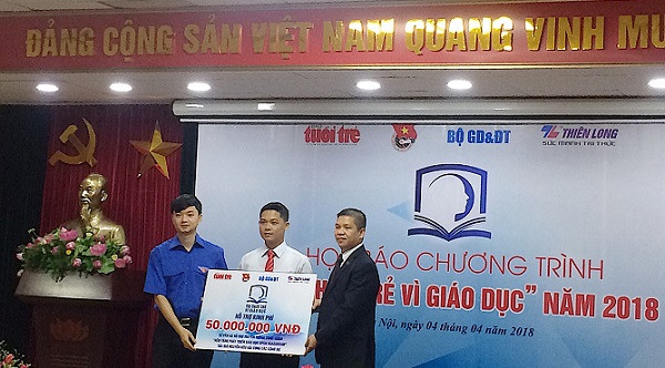 Tri thức trẻ vì giáo dục hỗ trợ kinh phí cho công trình đạt giải (Ảnh: An Nhiên). Tri thức trẻ vì giáo dục hỗ trợ kinh phí cho công trình đạt giải (Ảnh: An Nhiên).