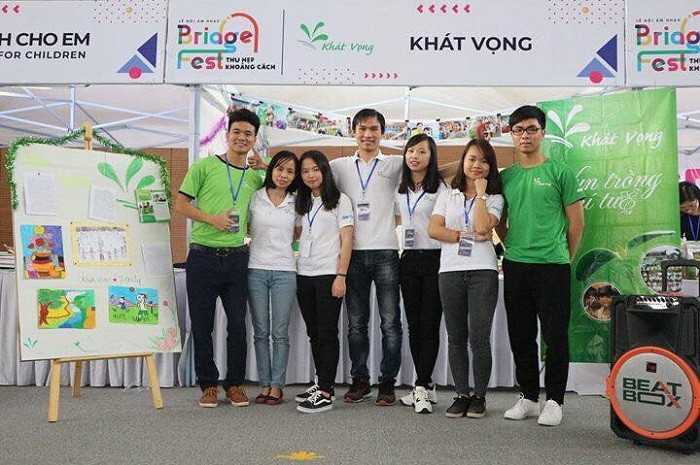 Mạnh (mặc áo xanh đứng ngoài cùng bên phải) nhiệt tình, năng nổ tham gia các hoạt động cùng quỹ Khát Vọng. (Nguồn ảnh: Nhân vật cung cấp) Mạnh (mặc áo xanh đứng ngoài cùng bên phải) nhiệt tình, năng nổ tham gia các hoạt động cùng quỹ Khát Vọng. (Nguồn ảnh: Nhân vật cung cấp)