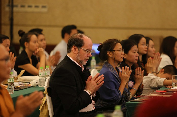 Phật tử thực hành một pháp thiền với sự hướng đạo của Đức Gyalwang Drukpa.