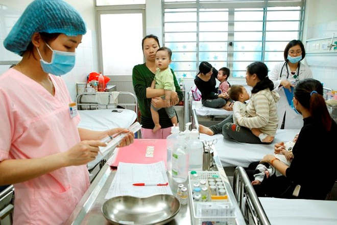 Trẻ em là đối tượng hay mắc viêm phổi khi giao mùa. ảnh: TTXVN. Trẻ em là đối tượng hay mắc viêm phổi khi giao mùa. ảnh: TTXVN.